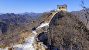 Пекін: весняний сніг покриває Велику стіну, створюючи величну картину під блакитним небом