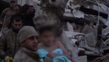 Ексклюзив: жителі Туреччини вітають хлопчика, врятованого з-під завалів