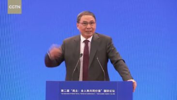 Професор Чжен Юннянь обговорює різноманітність демократій та цивілізацій