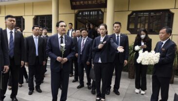 Ма Їнцзю вшанував пам’ять полеглих героїв війни опору китайського народу японським загарбникам