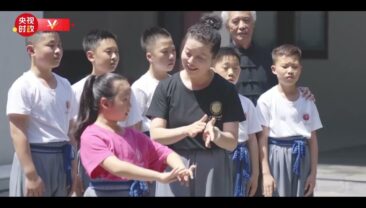 На запрошення Пен Ліюань подружжя двох лідерів країн Центральної Азії відвідало Великий театр Ісу в Сіані