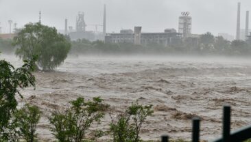 Сі Цзіньпін зажадав докласти всіх зусиль для порятунку людей, які зникли безвісти та заблоковані через повені або лиха геологічного характеру