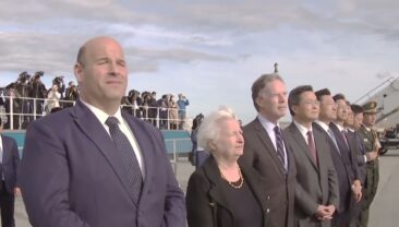 Сі Цзіньпін вийшов з салону літака, і низка високопоставлених держслужбовців США привітали його в аеропорту