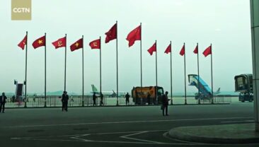 В аеропорті багато людей сердечно вітають візит Сі Цзіньпіна