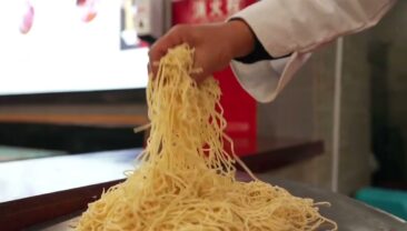 Обсмажуючи локшину, наставники та їх учні успадковують смак свого рідного міста