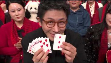 【У прямому ефірі: супер ніч CGTN — спеціальний випуск до свята Весни 2024 року】Фокуси з картами “Разом зустрічаємо Новий рік”