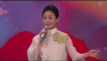 Різнокольорові хмари женуться за місяцем