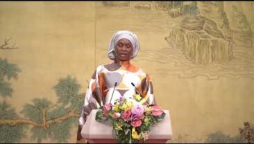 Пен Ліюань разом із представниками країн Африки була присутня на конференції з питань освіти жінок Китаю та Африки