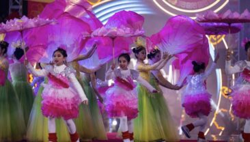 У САР Аомень пройшов парад прикрашених квітами платформ на честь Свята Весни