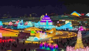 Найбільший у світі льодово-сніговий тематичний парк у Харбіні прийняв рекордну кількість туристів