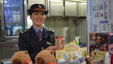 Наньчанське бюро китайської залізниці створює «вагони з тематикою кіно», щоб допомогти «подорожувати по Китаю з фільмами»