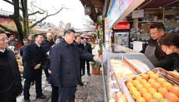 Сі Цзіньпіну запропонували юньнаньську каву під час відвідування старого містечка Ліцзян