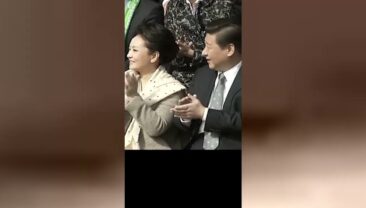 Тримаючись за руки