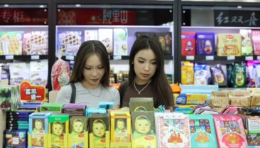 Перетніть дві країни за одну секунду в Хоргосі, Сіньцзян, щоб досягти “свободи покупок”