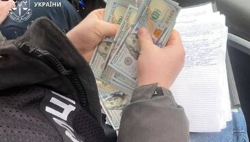 Чиновника затримали під час передачі хабаря у Черкаській області
