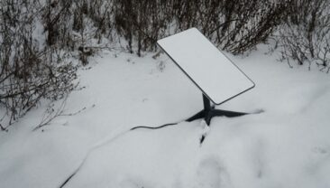 Російські загарбники вимагають реєстрації терміналів Starlink у сімей пленных