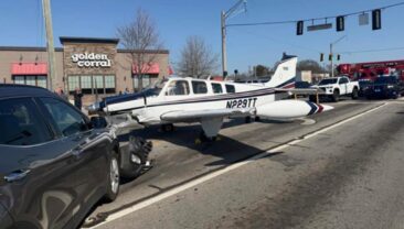 Самолет в США здійснив аварійну посадку на трасу