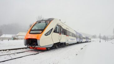 Укрзализныця продовжує рух потягів незважаючи на обстріли