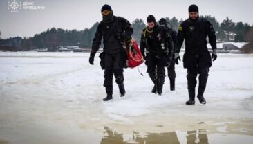 Продовжуються пошуки водія, що провалився під лід в Київській області