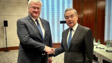 Сибига і Ван І обговорили мирні зусилля щодо України
