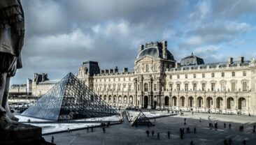 Французська поліція арештувала дев’ять осіб у справі про шахрайство з квитками в Луврі