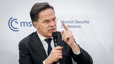 Генсек НАТО зустрівся з українським псом-сапером Патроном