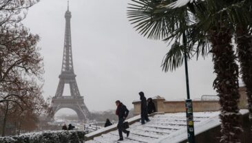 Аеропорти Парижа скорочують рейси через сніговий циклон