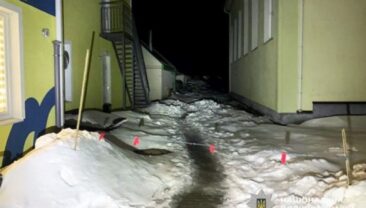 Чотирирічний хлопчик отримав травму в дитсадку через падіння снігової глыби