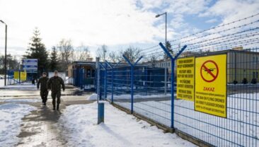 Польща забороняє в’їзд китайських автомобілів на військові об’єкти