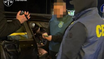 Чиновники вимагали 12 тисяч доларів за фіктивне трудоустройство