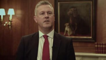 Бувший топ-менеджер HSBC Джозеф Моллой засуджений за 740 випадків проїзду без квитка