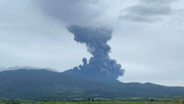 Умеренно взривний виверження вулкана Канлаон на Філіппінах