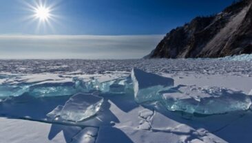 Трагедія на Байкалі: УАЗ з туристами провалився під лід