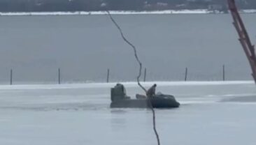 Пограничники врятували двох підлітків, які провалилися під лід