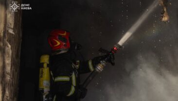 Масштабна атака на Софіївську Борщагівку: горять приватні будинки