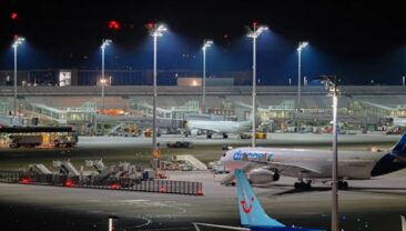 Снегопади в Мюнхені: сотні пасажирів провели ніч у літаках