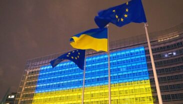 ЄС демонструє підтримку України, підсвічуючи будівлю в кольорах прапора