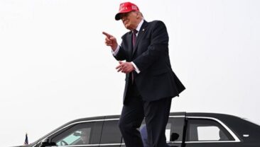 Трамп слідкує за операцією проти Ірану з Мар-а-Лаго