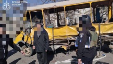 Російський дрон вдарив по маршрутці в Херсоні: 10 постраждалих