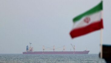 Троє членів екіпажу судна Mayuree Naree зникли під час пожежі в Ормузському проливі