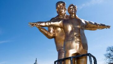 Скульптура з Трампом та Епштейном з’явилася у Вашингтоні