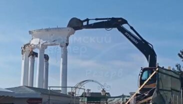 В Алушті російські окупанти демонтували ротонду