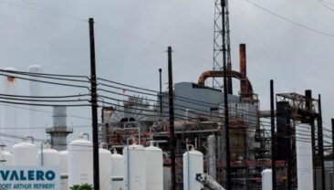 Вибух на НПЗ Valero Energy у Техасі: пожежу гасять рятувальники