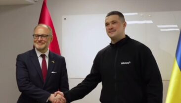 Латвія розпочала передачу Україні бойових бронемашин CVR(T)