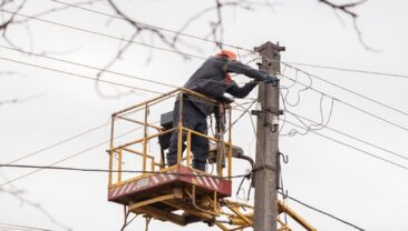 В Україні вводять обмеження на споживання електроенергії через ракетні атаки Росії