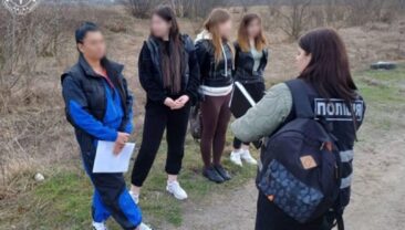 В Чернігівській області затримали жінку за вербування жертв сексуальної експлуатації