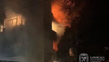 В Чугуеві внаслідок атаки дрона спалахнув сильний пожежа в багатоповерхівці