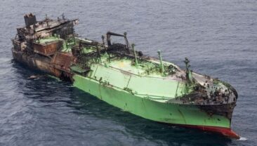 Дрейфуючий без екіпажа російський танкер Arctic Metagaz загрожує екології Лівії