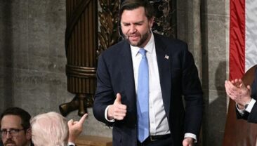 Вице-президент США Джей Ди Венс анонсує мемуари, що підвищують шанси на президентські вибори
