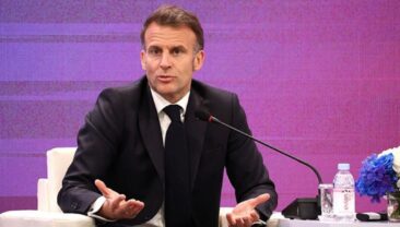 Макрон закликає світ не залежати від США і Китаю